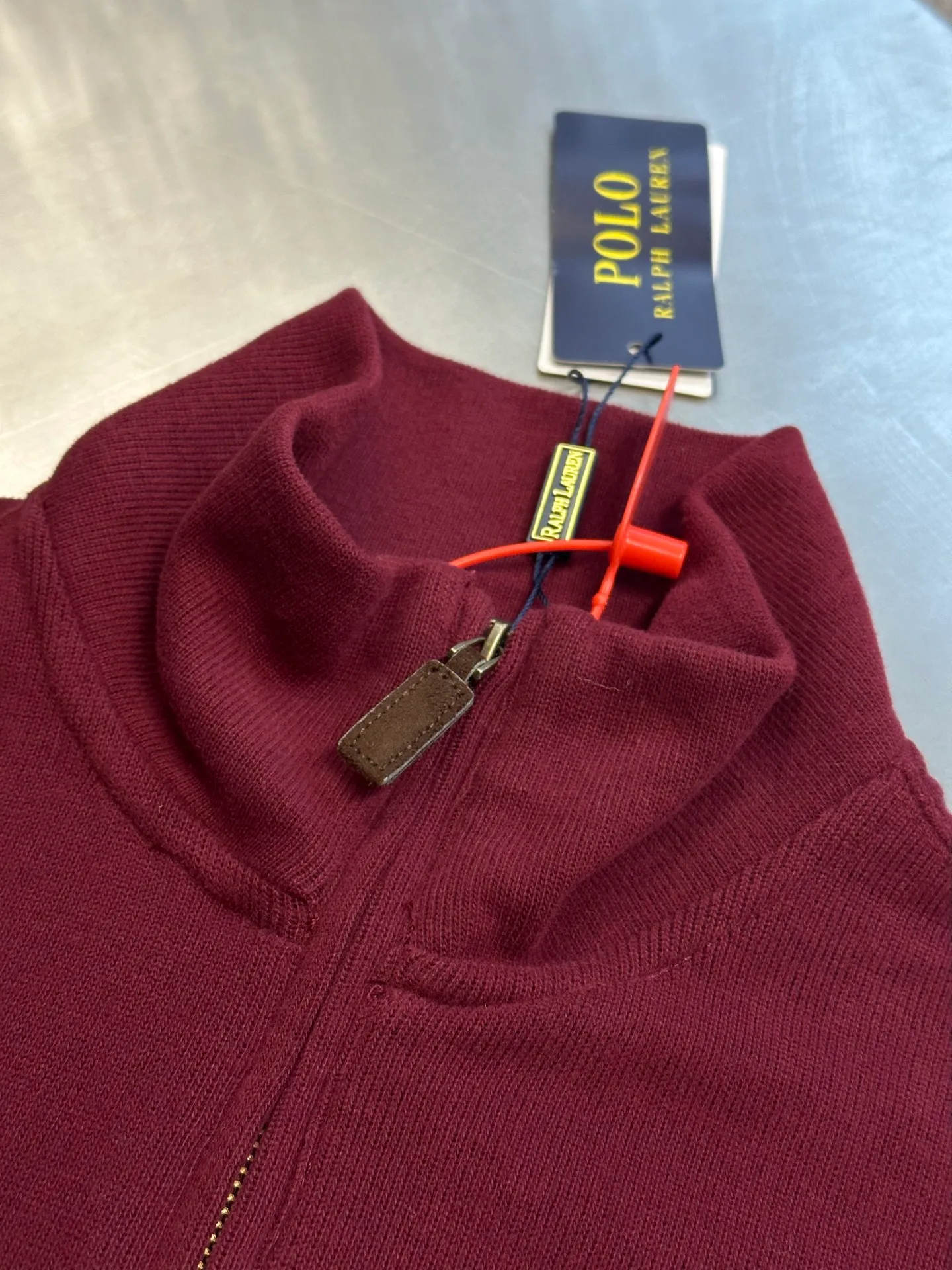 P390 Ralph Lauren colorful embroidered half turtleneck sweatshirt, custom-made with elegant fine cotton velvet feel, with low saturated brown-red as the base, and the exquisite colorful pony logo jumps into burgundy, making it highly recognizable. The design of the half zipper has been sublimated, and the leather pull tab of the zipper head has been aged, retaining slight rough edges.  Adopt imported machine embroidery technology, use advanced computer control system and precision mechanical components to realize pony logo embroidery work size: s m l xl